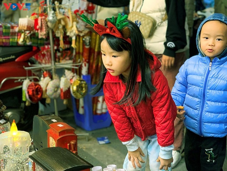 Prachtvolle Straßen in Hanoi an Weihnachten 2022 - ảnh 8