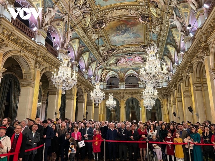 Treffen zum traditionellen Neujahrsfest Tet im Rathaus von Paris - ảnh 1