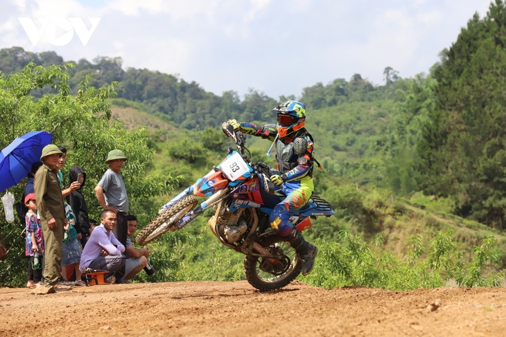 Offroad-Motorradrennen VTV Cup 2023 im Kreis Van Ho - ảnh 1