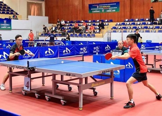 Mehr als 300 Sportler nehmen am Tischtennis-Pokal der Zeitung „Ha Noi Moi” 2023 teil - ảnh 1