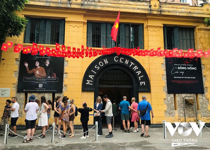 Mehr als Vier Millionen ausländische Touristen besuchen Hanoi  - ảnh 1