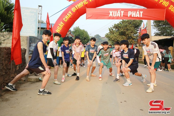 Olympischer Lauftag für Gesundheit der Bevölkerung in Son La - ảnh 1