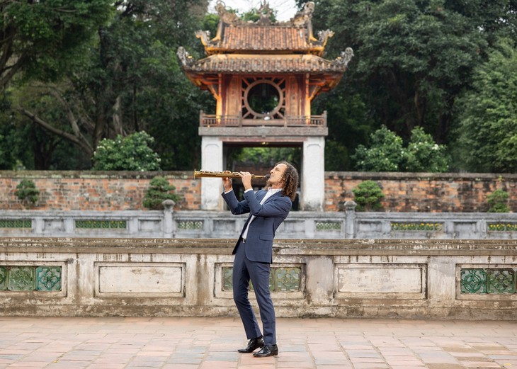 MV „Going Home” von Kenny G zur Vorstellung vietnamesischer Schönheit präsentiert  - ảnh 1