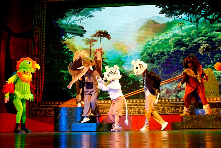 Jugendtheater stellt Sommerprojekt für Kinder vor - ảnh 1