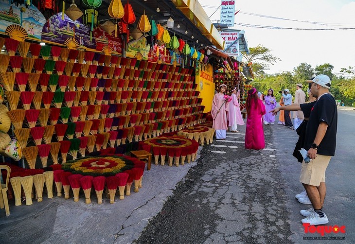 Das Dorf zur Herstellung von Räucherstäbchen Thuy Xuan – ein beliebtes Besuchsziel in Hue - ảnh 2