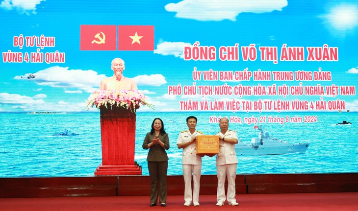 Vizestaatspräsidentin Vo Thi Anh Xuan besucht die Marinezone 4 in Khanh Hoa - ảnh 1