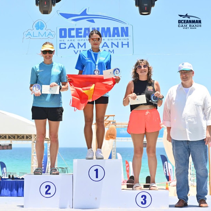 Zwei vietnamesische Schwimmer stellen Rekord bei OCEANMAN Cam Ranh auf - ảnh 1