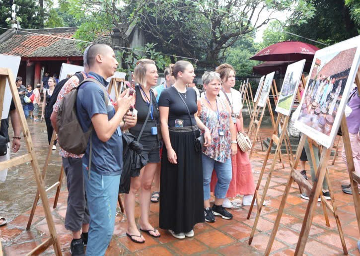 Fotoausstellung über Hanoi seit 1954 im Literaturtempel - ảnh 1