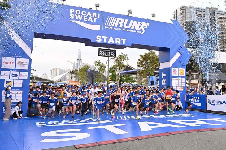 Mehr als 8000 Läufer nehmen am Marathonlauf Pocari Sweat Run Vietnam teil - ảnh 1