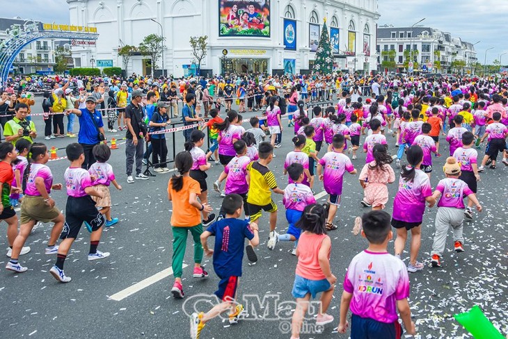 Etwa 6000 Sportler nehmen am Marathonlauf in Ca Mau teil - ảnh 1