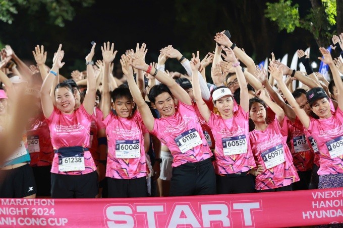 Über 10.000 Menschen nehmen am VnExpress Marathon Hanoi Midnight teil - ảnh 1