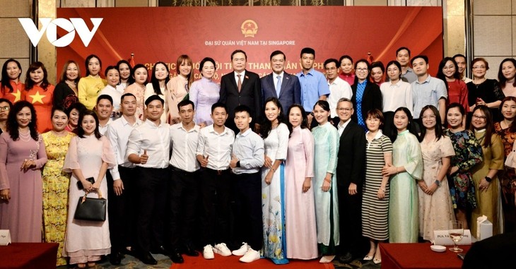 Parlamentspräsident Tran Thanh Man trifft Vertreter vietnamesischer Community in Singapur - ảnh 1