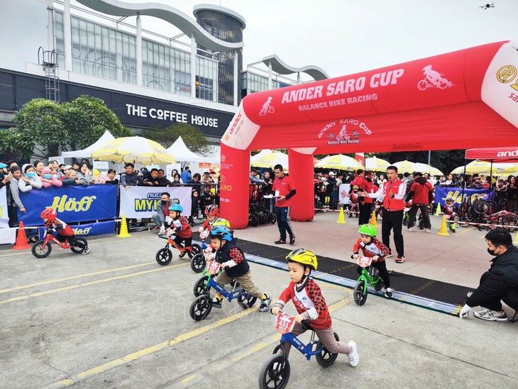 Mehr als 700 kleine Radfahrer treten beim Balance-Fahrrad-Turnier Ander Saro Cup Vietnam 2024 an - ảnh 1