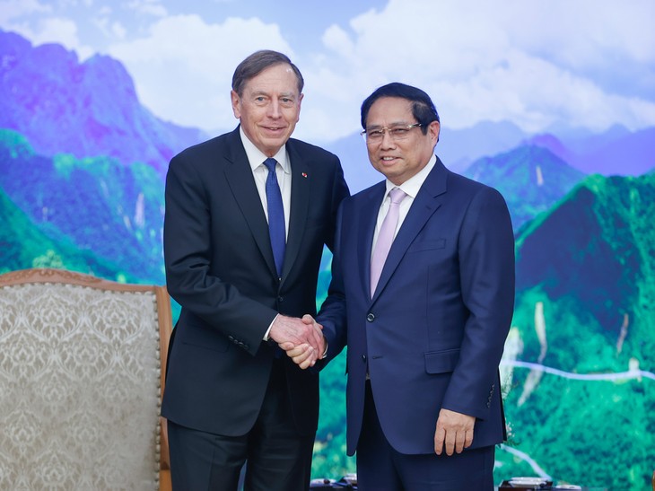 Premierminister Pham Minh Chinh empfängt Leiter der globalen Investmentgesellschaft KKR - ảnh 1