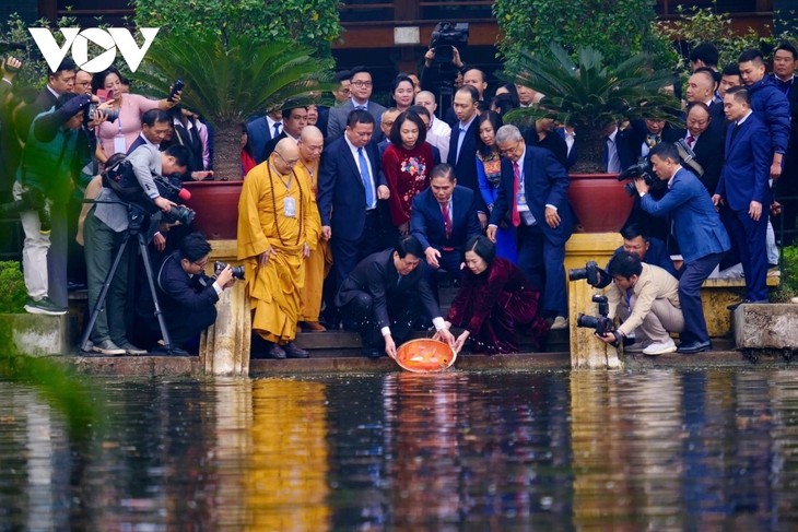 Staatspräsident Luong Cuong und Vertreter der Auslandsvietnamesen zünden Räucherstäbchen an Thang Long-Zitadelle an - ảnh 1