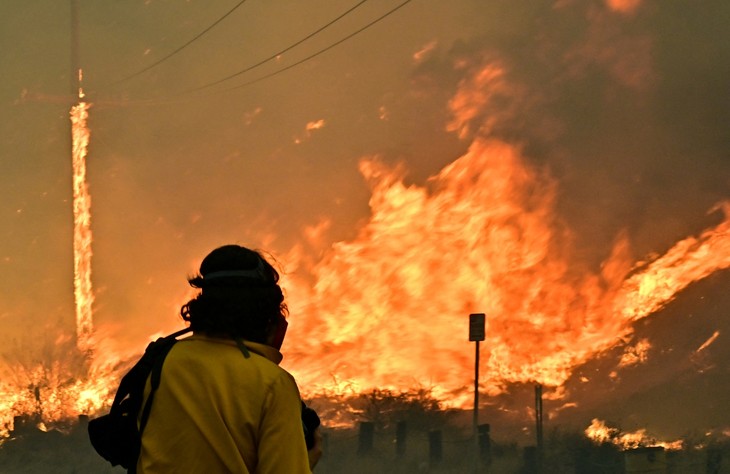 Neuer Waldbrand in Los Angeles: 31.000 Personen müssen ihre Häuser verlassen - ảnh 1