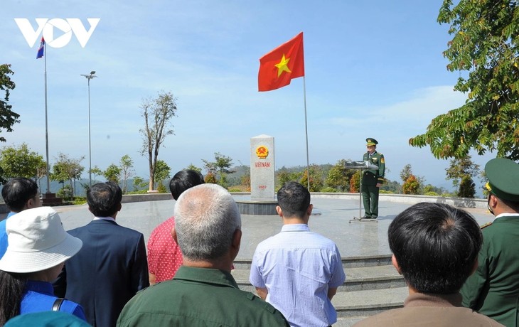 Flaggenhissen am Grenzstein zwischen Vietnam, Laos und Kambodscha - ảnh 1