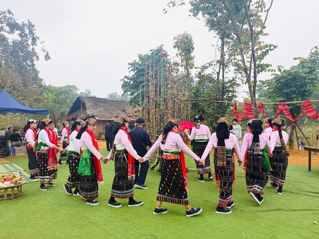 Jugendliche mit traditioneller Kultur im Kultur- und Tourismusdorf vietnamesischer Volksgruppen  - ảnh 1