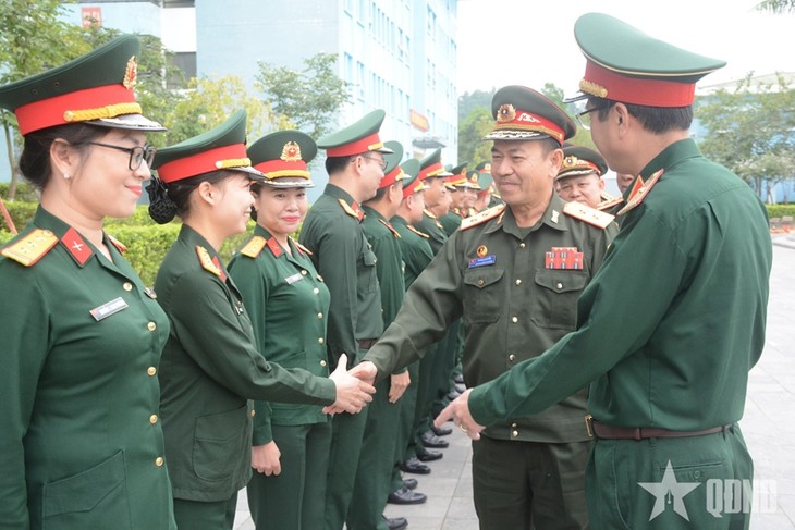 Vietnams Armee teilt Erfahrung in der Friedenssicherung mit laotischer Armee - ảnh 1