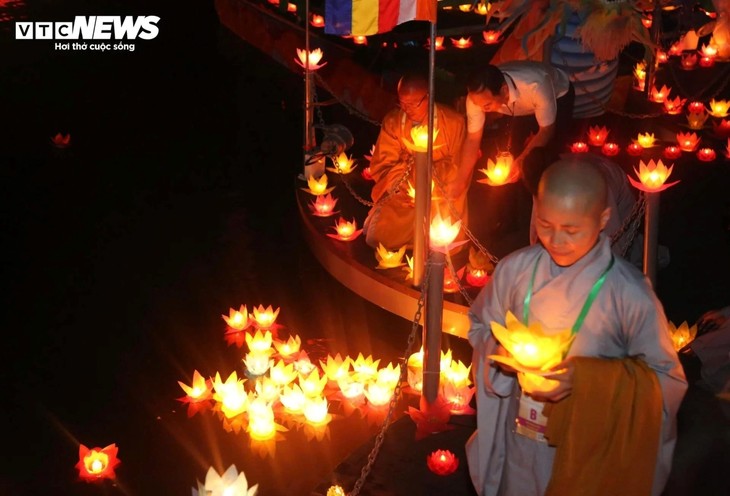Vesak-Tag 2025: Mehr als 10.000 Menschen nehmen an Kerzen-Zeremonie für Frieden teil - ảnh 1