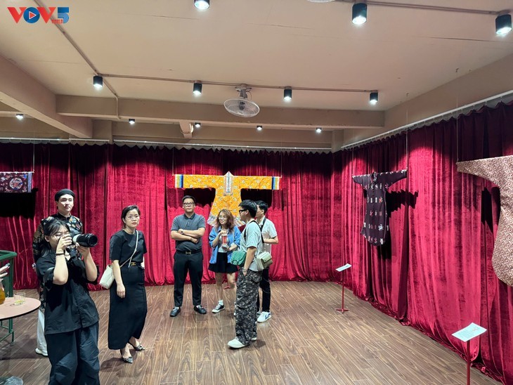 Schönheit der königlichen Kostüme Vietnams entdeckt - ảnh 1