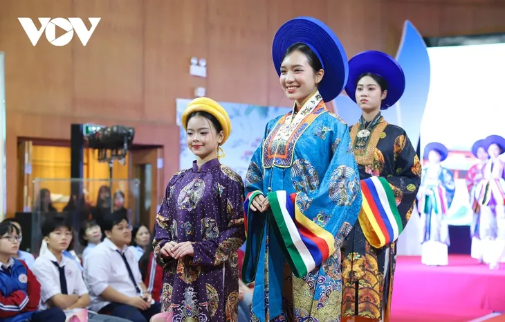 Ausstellung „Vietnamesische Tracht Ao Dai durch geschichtliche Phasen” in Ha Long-Bucht - ảnh 1