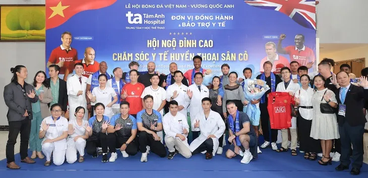 Ehemalige britische Fußballstars treffen sich mit vietnamesischen Anhängern - ảnh 1