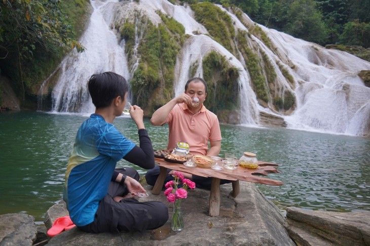 Die Schönheit des Wasserfalls Ban Ba in Tuyen Quang entdecken - ảnh 1