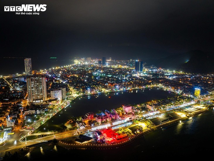 Die prächtige Küstenstadt Quy Nhon in Gia Lai in der Nacht - ảnh 14