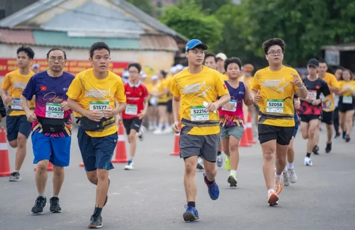 Mehr als 4000 Menschen nehmen am Laufturnier in Hue teil - ảnh 1