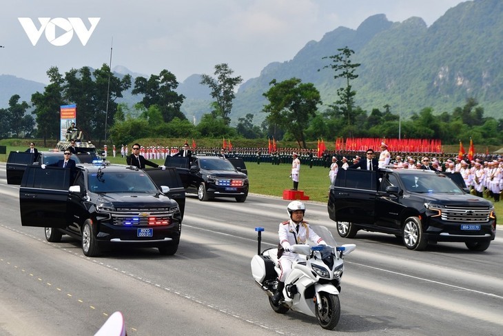 Dritte Generalprobe der Militärparade: Neue Spezialfahrzeuge vorgestellt - ảnh 14