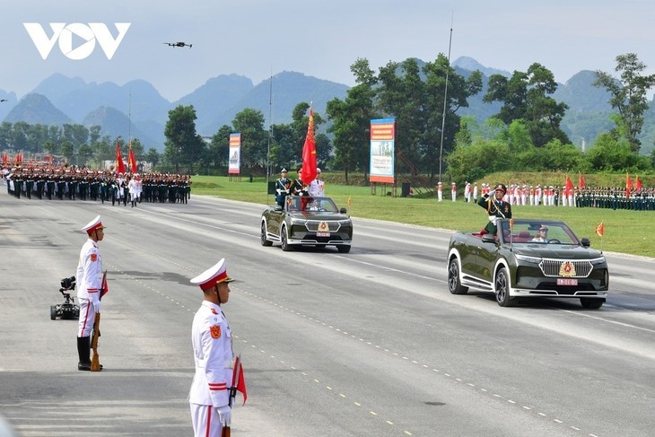 Dritte Generalprobe der Militärparade: Neue Spezialfahrzeuge vorgestellt - ảnh 1