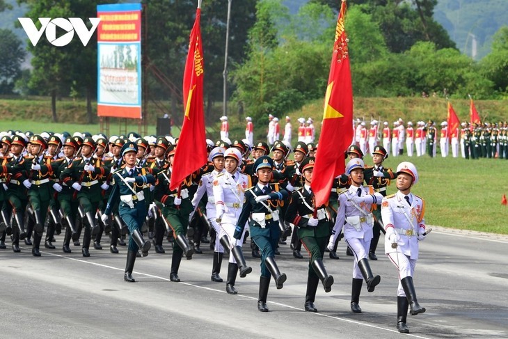 Dritte Generalprobe der Militärparade: Neue Spezialfahrzeuge vorgestellt - ảnh 3