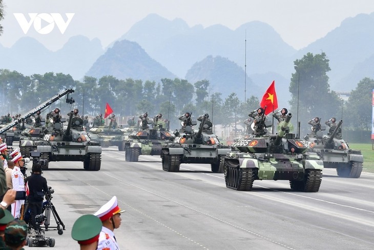 Dritte Generalprobe der Militärparade: Neue Spezialfahrzeuge vorgestellt - ảnh 9