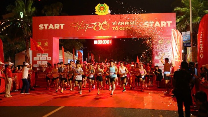 Mehr als 4000 Menschen nehmen am Laufwettbewerb „80-jähriger Weg für Sicherheit des Vaterlandes” teil - ảnh 1