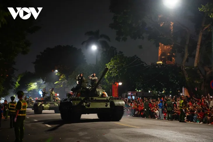 Probe der Militärparade auf Staatsebene zum 80. Nationalfeiertag auf dem Ba-Dinh-Platz  - ảnh 1