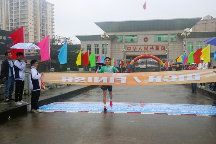 1000 Sportler nehmen am internationalen Vietnam-China-Freundschaftslauf teil  - ảnh 1
