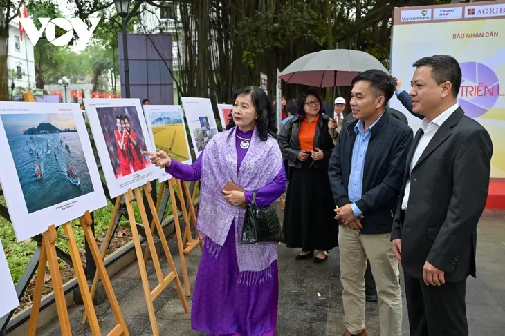 22 Werke mit dem Preis des Pressefotowettbewerbs „Vietnam auf dem Weg der Erneuerung” geehrt - ảnh 1