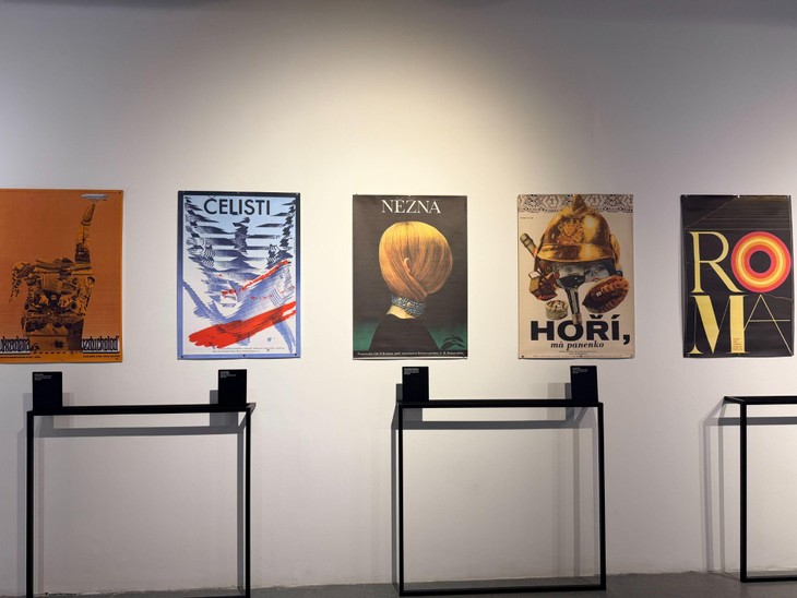 Internationale Ausstellung „Identität - Geschichte des tschechischen Grafikdesigns” in Hanoi - ảnh 1