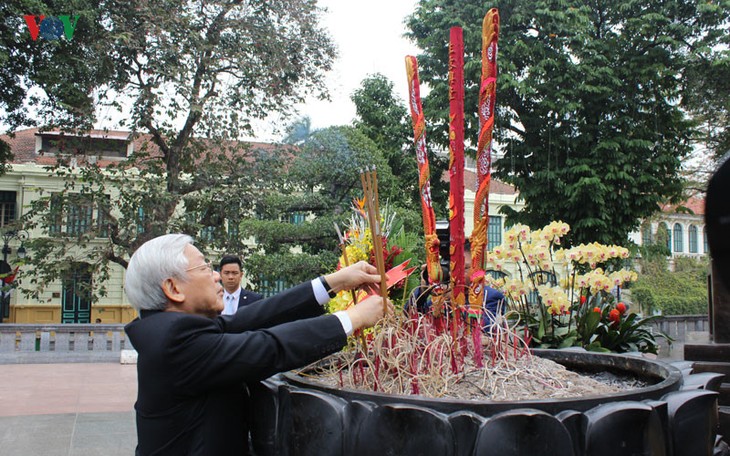 Top leaders join Tet celebrations - ảnh 1