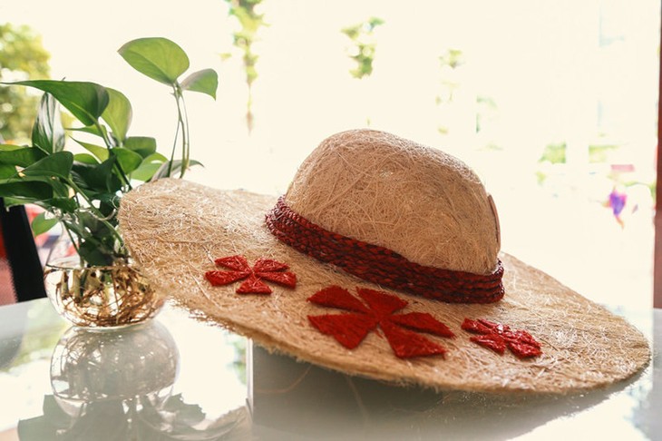 Ben Tre-born student turns coir into hats - ảnh 2