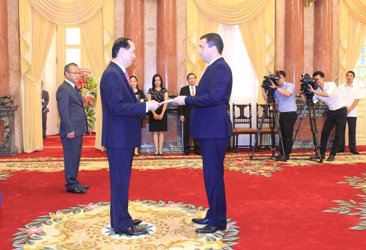 President receives new ambassadors - ảnh 1