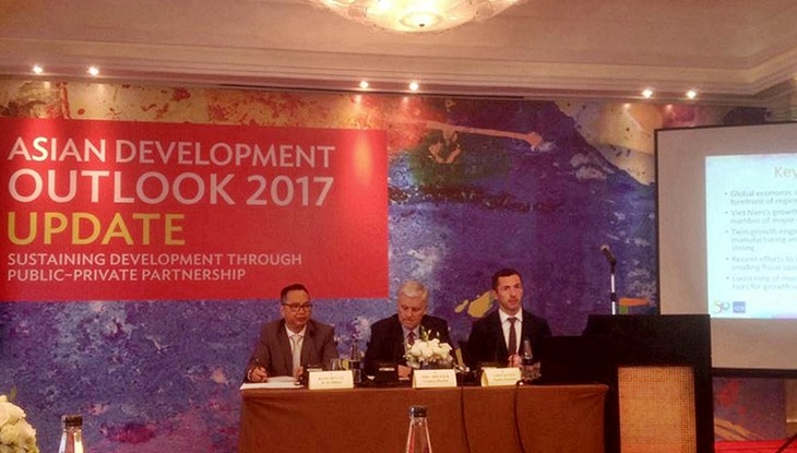 ADB forecasts positive prospects for Vietnam’s economy - ảnh 1