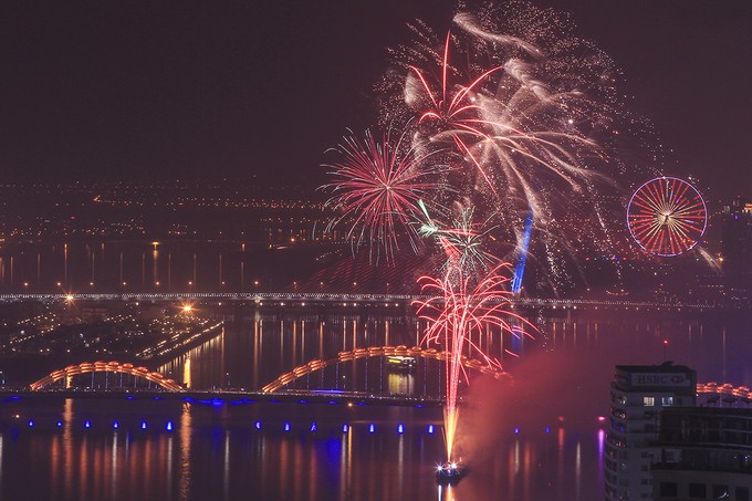 Festive atmosphere prevails around Vietnam as people ring in New Year  - ảnh 3