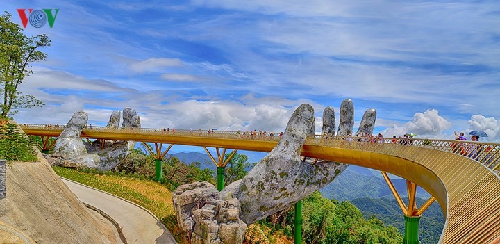 Da Nang city’s Golden Bridge goes viral - ảnh 1