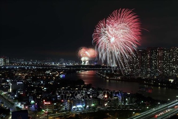 Vietnam rings in Lunar New Year with dazzling fireworks  - ảnh 3