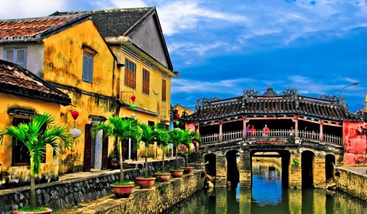 Hoi An to limit tourist access to symbolic bridge - ảnh 1