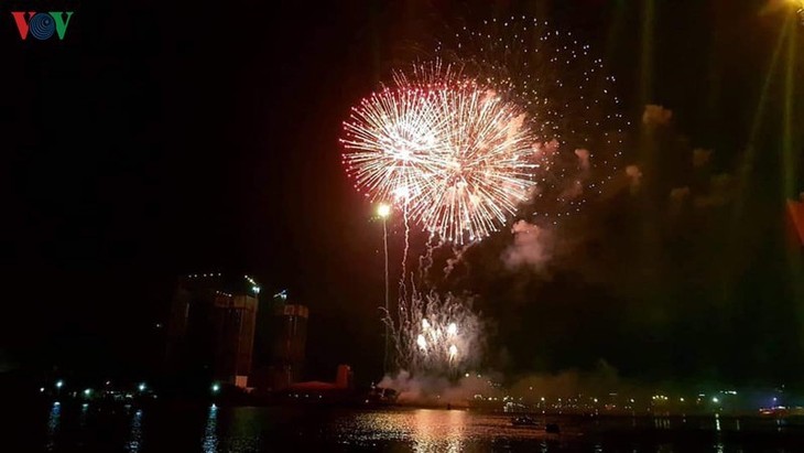 Vietnam rings in New Year with fireworks, extravaganza shows - ảnh 1