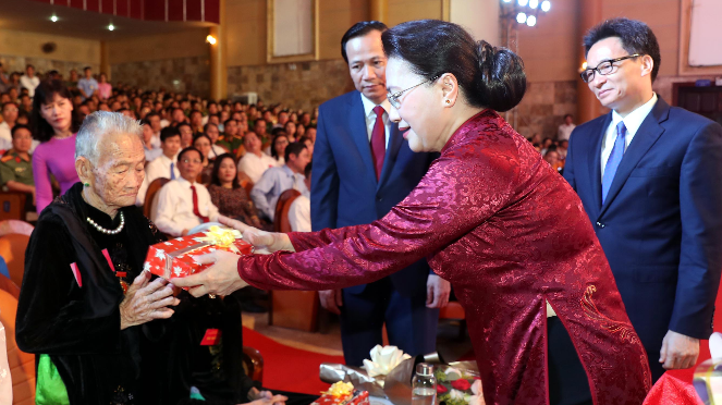 Top legislator honors war invalids, martyrs   - ảnh 1