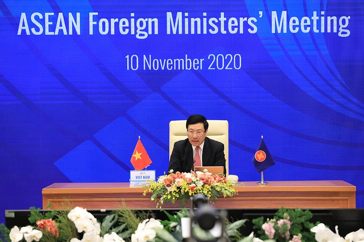 ASEAN Ministers meet ahead of 37th ASEAN Summit  - ảnh 1